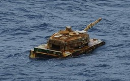 Xe tăng bí ẩn bồng bềnh trên biển Indonesia