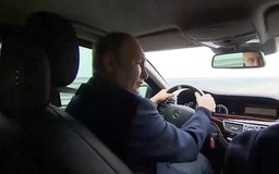 Xem Tổng thống Putin lái xe Mercedes qua cầu Crimea