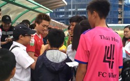 Đông đảo người hâm mộ kéo đến xem Nguyễn Tuấn Anh tập luyện