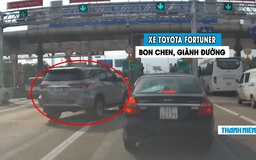 Xe Toyota Fortuner ‘bon chen’, giành đường vào trạm thu phí: Dân mạng phẫn nộ