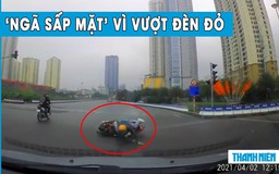 Dân mạng hả hê thanh niên lái xe máy vượt đèn đỏ, phanh gấp ‘ngã sấp mặt’