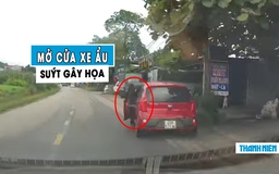 Tài xế mở cửa xe ẩu, suýt ‘gây họa’ cho ô tô khác trên quốc lộ