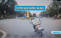 Shipper lái xe máy qua đường ẩu, vô tư tạt đầu ô tô suýt gây tai nạn