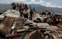Vừa trải qua động đất, sóng thần, người dân Indonesia hoang mang vì tin thất thiệt