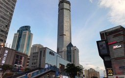 Tòa nhà cao 300 m ở Trung Quốc bất ngờ rung lắc dù không có động đất