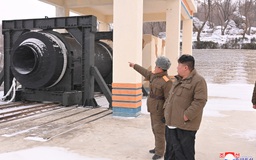 Ông Kim Jong-un giám sát cuộc thử động cơ nhiên liệu rắn cho vũ khí chiến lược mới