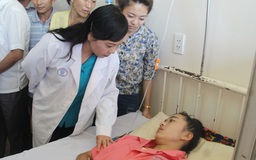 Bộ trưởng Y tế thăm nữ sinh bị cưa chân: 'Bác hứa giúp con thi đậu ngành y'