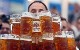 Kỷ lục thế giới: Cầm một lúc 29 vại bia