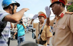 [ẢNH] Cậu bé ung thư xương làm CSGT điều tiết giữa Sài Gòn