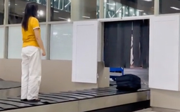 Thêm clip cô gái leo lên băng chuyền hành lý quay clip: Dân mạng ngao ngán