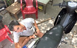 Người đàn ông cụt chân được tặng xe máy