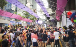Ướt sũng trong lễ hội té nước ở Thái Lan