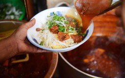 Người Sài Gòn ‘chui hẻm’ ăn bò kho bán 5 tiếng của bà chủ lai Việt - Ấn