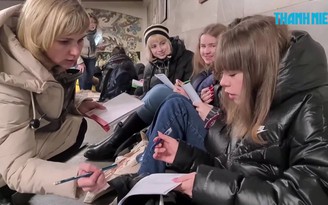 Giữa báo động không kích, lớp học tiếp tục trong ga tàu điện ngầm Kyiv
