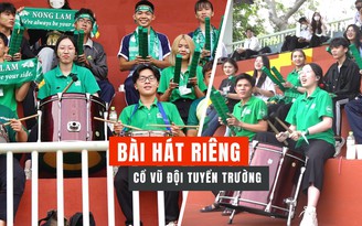 Hội CĐV sinh viên đầu tư khăn choàng, có bài hát riêng cổ vũ đội tuyển trường