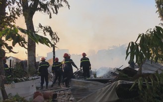 Hốt hoảng tháo chạy vì cháy nhà kho sau khi đốt rác Hốt hoảng tháo chạy vì cháy nhà kho sau khi đốt rác