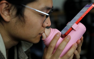 Máy 'hôn môi xa' của Trung Quốc: hữu ích hay kì quái?