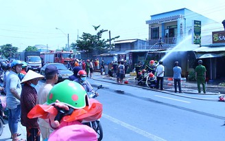 Cận cảnh lính cứu hỏa nỗ lực chữa cháy căn nhà ven Quốc lộ 53