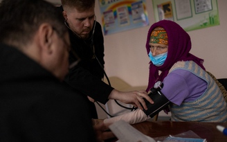 Giữa chiến sự, người dân vùng xung đột Ukraine vất vả tìm bác sĩ
