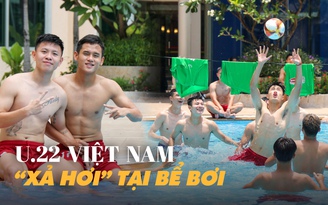 Cầu thủ U.22 Việt Nam chơi bóng chuyền dưới bể bơi xả stress trước trận Malaysia
