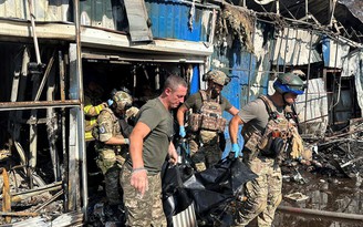 Tên lửa bắn trúng chợ Ukraine khi Ngoại trưởng Mỹ đến Kyiv