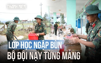 Lũ rút ở Hòa Thịnh: Bộ đội dọn từng lớp bùn để kịp ngày học lại