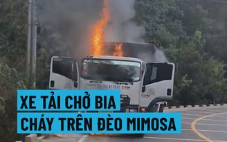 Cận cảnh xe tải chở bia bốc cháy trên đèo Mimosa