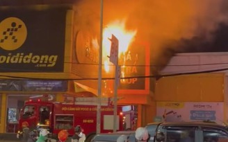 Nháo nhào vì bảng hiệu cửa hàng điện thoại cháy