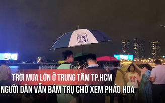 Mưa lớn, người dân vẫn bám trụ ở trung tâm TP.HCM chờ xem pháo hoa mừng Quốc khánh