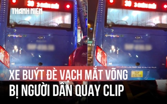 Xe buýt dừng đè vạch mắt võng, người dân quay clip báo CSGT