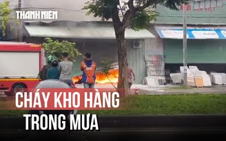 Kho hàng cháy lớn trong cơn mưa chiều cuối tuần