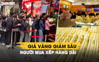 Giá vàng giảm sâu, người mua xếp hàng dài trước cửa hàng vàng