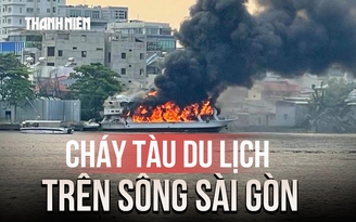 Cháy tàu du lịch trên sông Sài Gòn, khói đen bốc cao ngùn ngụt