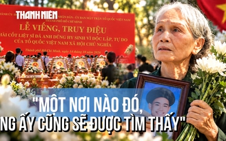 Mang di ảnh người thương đưa tiễn liệt sĩ, mong 'nơi nào đó ông cũng được tìm thấy'