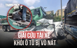 Khoảnh khắc giải cứu tài xế khỏi ô tô bị vò nát sau tai nạn ở Hà Nội