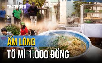 Ấm lòng tô mì 1.000 đồng ngập tràn topping cho người lao động
