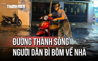 Người dân TP.HCM lội nước về nhà, 'mệt mỏi nhân đôi' trong mưa lớn