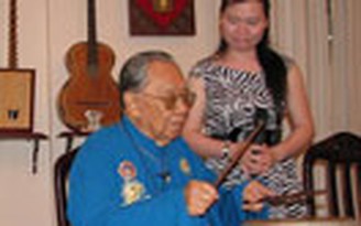 Giáo sư Trần Văn Khê nhận giải Thành tựu trọn đời trong Âm nhạc