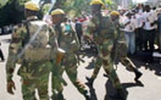 Một binh sĩ Zimbabwe bị ba phụ nữ... cưỡng bức