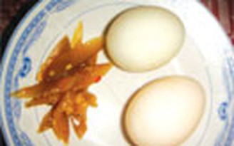 Ngon miệng với hột vịt lộn dưa mắm Ngon miệng với hột vịt lộn dưa mắm