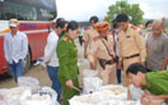 Phát hiện xe khách chở gần 2 tấn chất “lạ” Phát hiện xe khách chở gần 2 tấn chất “lạ”