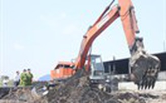 Phát hiện hàng trăm mét khối bột than chôn lấp trái phép Phát hiện hàng trăm mét khối bột than chôn lấp trái phép