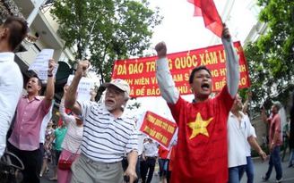 Video clip: Người dân cả nước xuống đường phản đối Trung Quốc