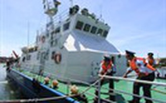 Tài trợ lắp đặt kính cường lực cho tàu của cảnh sát biển Tài trợ lắp đặt kính cường lực cho tàu của cảnh sát biển