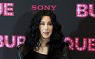 Ca sĩ Cher bị kiện vì phân biệt chủng tộc