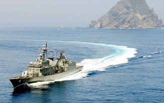 Hải quân Hàn Quốc nhận tàu đổ bộ, khu trục hạm mới