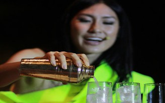 Kathy Uyên gây bất ngờ với tài pha chế cocktail chuyên nghiệp Kathy Uyên gây bất ngờ với tài pha chế cocktail chuyên nghiệp