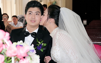 Cô dâu Nhật Kim Anh hôn ngọt ngào chú rể trong lễ cưới