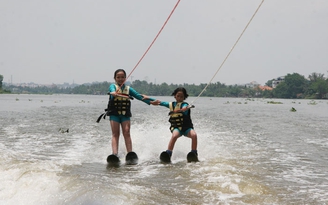 Thử sức với trò lướt ván trên sông