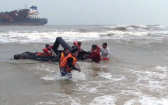 Vật lộn sóng biển, cứu 5 thuyền viên nước ngoài
